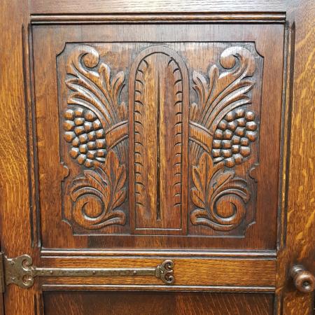 Antiker Eichenschrank mit geschnitzten Verzierungen von 1920