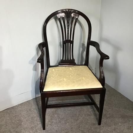 Set von acht Mahagoni Esszimmerstühlen