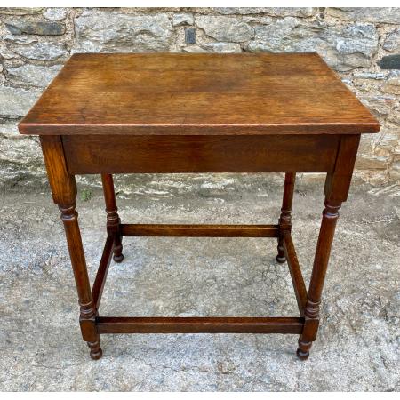 Kleiner Eichen Tisch aus dem frühen 20. Jahrhundert, gedrechselte Beine und überstehende Tischplatte