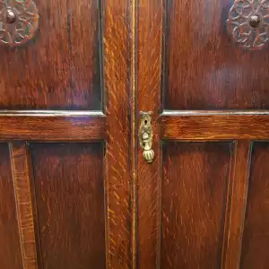 Antiker kleiner Kleiderschrank aus geschnitzter EICHE, aus der Zeit um 1920 