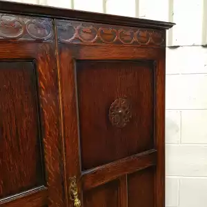 Antiker kleiner Kleiderschrank aus geschnitzter EICHE, aus der Zeit um 1920 