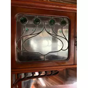 Antike Jugendstil Mahagoni-Vitrine (1900) – Edle Glasvitrine mit kunstvollen Einlegearbeiten & Patina