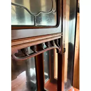 Antike Jugendstil Mahagoni-Vitrine (1900) – Edle Glasvitrine mit kunstvollen Einlegearbeiten & Patina