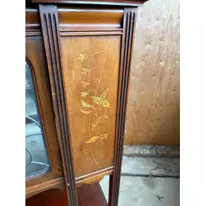 Antike Jugendstil Mahagoni-Vitrine (1900) – Edle Glasvitrine mit kunstvollen Einlegearbeiten & Patina