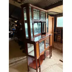 Antike Jugendstil Mahagoni-Vitrine (1900) – Edle Glasvitrine mit kunstvollen Einlegearbeiten & Patina