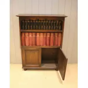 Antikes Bücherregal  aus Eiche mit geschwungenem Abschluss & Schrankbasis