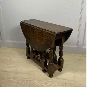 Charmanter kleiner Eichen-Couchtisch mit Barley-Twist-Design & Gateleg-Konstruktion