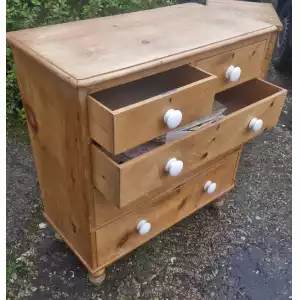 Spätviktorianische Kiefer-Kommode – Ein charmantes Originalstück