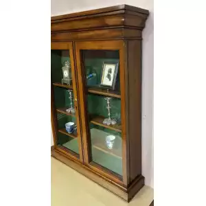 Kleiner früher viktorianischer Mahagoni-Hängeschrank – Elegante Präsentation für Sammlerstücke