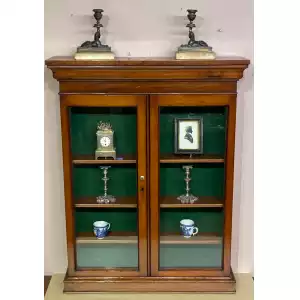 Kleiner früher viktorianischer Mahagoni-Hängeschrank – Elegante Präsentation für Sammlerstücke