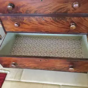 Viktorianische Mahagoni-Kommode mit Flammenmahagoni-Schubladen – Charaktervolles Antikmöbel mit viel Stauraum