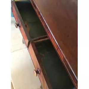 Viktorianische Mahagoni-Kommode mit Flammenmahagoni-Schubladen – Charaktervolles Antikmöbel mit viel Stauraum