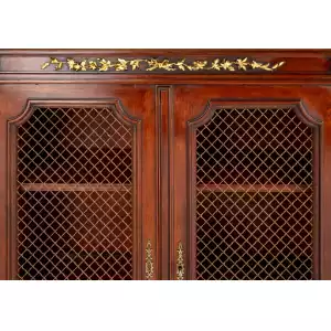 Wunderschönes Paar französischer Walnuss-Beistellschränke – Elegante Handwerkskunst (ca. 1880)