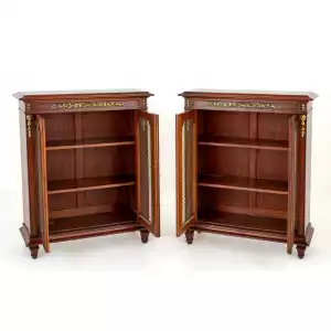 Wunderschönes Paar französischer Walnuss-Beistellschränke – Elegante Handwerkskunst (ca. 1880)