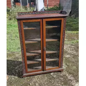 Antikes Paar geschnitzte anglo-indische Bücherschränke – Einzigartige Handwerkskunst