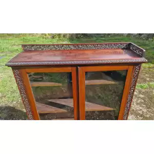 Antikes Paar geschnitzte anglo-indische Bücherschränke – Einzigartige Handwerkskunst