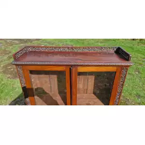 Antikes Paar geschnitzte anglo-indische Bücherschränke – Einzigartige Handwerkskunst