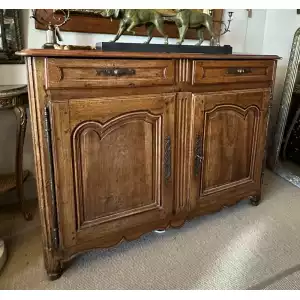 Antikes Louis-XV-Buffet aus Walnuss & Obstholz – Elegante Handwerkskunst (ca. 1750)