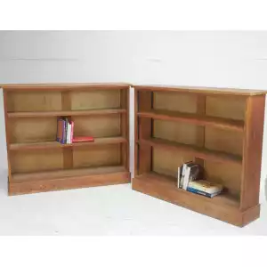 Paar hochwertige Bücherregale aus heller Eiche – Verstellbare Regalböden, ca. 1920