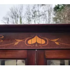 Hochwertiger viktorianischer Arts & Crafts Mahagoni-Vitrinenschrank mit mundgeblasenen Glasscheiben (ca. 19. Jahrhundert)