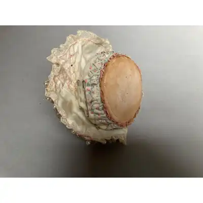 Antike viktorianische Puppe Pin Cushion C1870 - Porzellankopf und Seidenkleid 