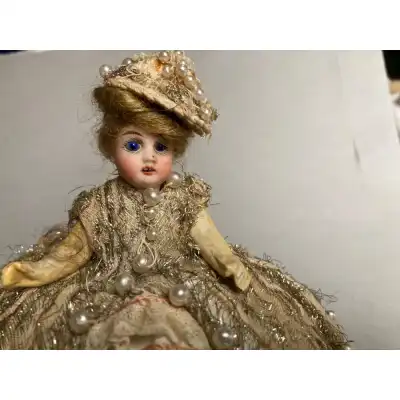 Antike viktorianische Puppe Pin Cushion C1870 - Porzellankopf und Seidenkleid 