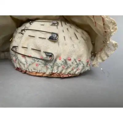 Antike viktorianische Puppe Pin Cushion C1870 - Porzellankopf und Seidenkleid 