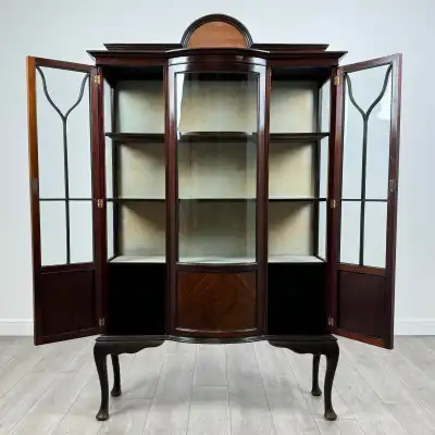 Antike Mahagoni-Vitrine aus dem 20. Jahrhundert – Elegantes Design mit Glastüren