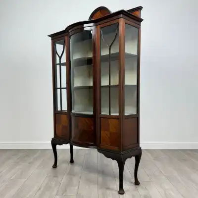 Antike Mahagoni-Vitrine aus dem 20. Jahrhundert – Elegantes Design mit Glastüren