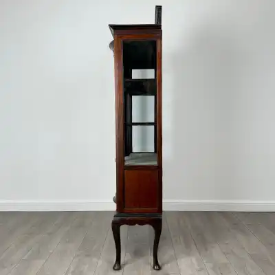 Antike Mahagoni-Vitrine aus dem 20. Jahrhundert – Elegantes Design mit Glastüren