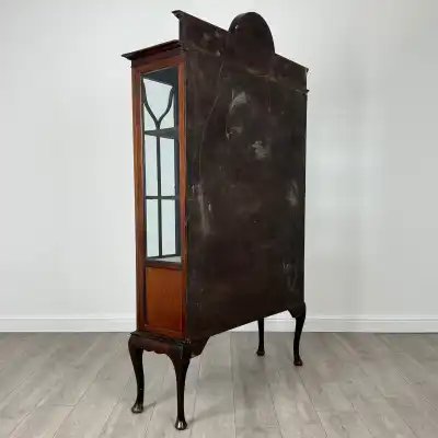 Antike Mahagoni-Vitrine aus dem 20. Jahrhundert – Elegantes Design mit Glastüren