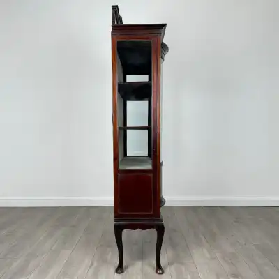 Antike Mahagoni-Vitrine aus dem 20. Jahrhundert – Elegantes Design mit Glastüren