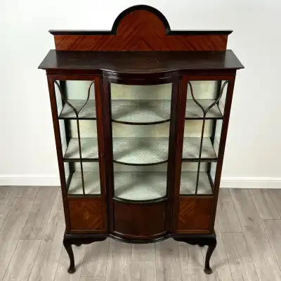 Antike Mahagoni-Vitrine aus dem 20. Jahrhundert – Elegantes Design mit Glastüren