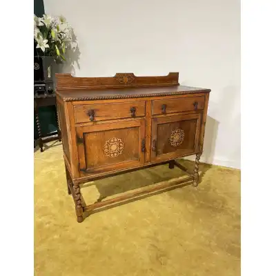Vintage Eichen-Sideboard aus den 1930er Jahren – Rustikaler Charme mit Barley-Twist-Beinen