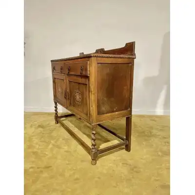 Vintage Eichen-Sideboard aus den 1930er Jahren – Rustikaler Charme mit Barley-Twist-Beinen