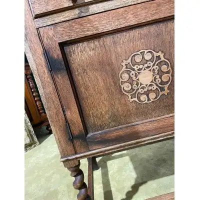 Vintage Eichen-Sideboard aus den 1930er Jahren – Rustikaler Charme mit Barley-Twist-Beinen