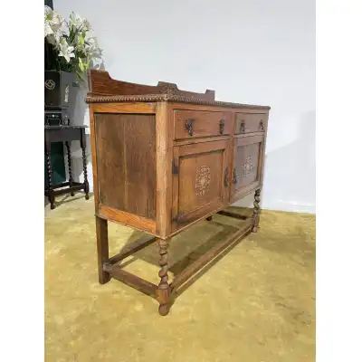 Vintage Eichen-Sideboard aus den 1930er Jahren – Rustikaler Charme mit Barley-Twist-Beinen