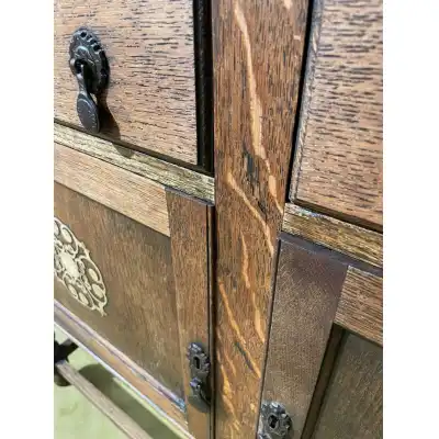 Vintage Eichen-Sideboard aus den 1930er Jahren – Rustikaler Charme mit Barley-Twist-Beinen