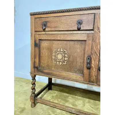 Vintage Eichen-Sideboard aus den 1930er Jahren – Rustikaler Charme mit Barley-Twist-Beinen