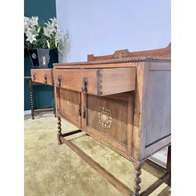 Vintage Eichen-Sideboard aus den 1930er Jahren – Rustikaler Charme mit Barley-Twist-Beinen
