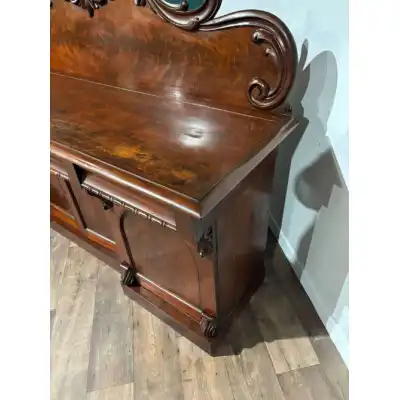 Elegantes Georgianisches Mahagoni-Sideboard mit Intarsien & Serpentin-Front