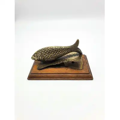 Sprung Brass Fish Note Holder auf Eichenbasis