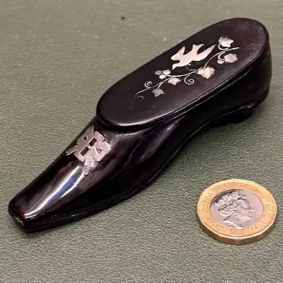 Antiker Papier-Maché Snuff Shoe mit MOP Vogel und Drahtarbeit – Spätes 18. - Frühes 19. Jahrhundert 