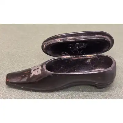 Antiker Papier-Maché Snuff Shoe mit MOP Vogel und Drahtarbeit – Spätes 18. - Frühes 19. Jahrhundert 