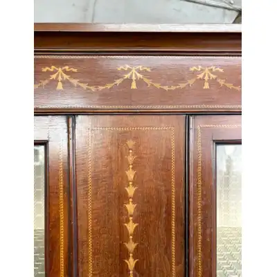 Antikes Edwardianisches Mahagoni-Vitrinenkabinett mit Intarsien – Exquisite Handwerkskunst, ca. 1900