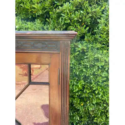 Antike Mahagoni-Vitrinenschrank  – Zeitlose Eleganz aus dem Jahr 1880