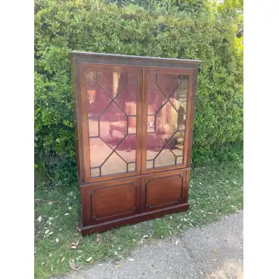 Antike Mahagoni-Vitrinenschrank  – Zeitlose Eleganz aus dem Jahr 1880