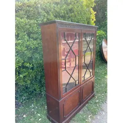 Antike Mahagoni-Vitrinenschrank  – Zeitlose Eleganz aus dem Jahr 1880