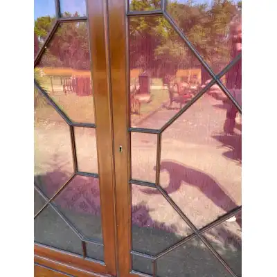 Antike Mahagoni-Vitrinenschrank  – Zeitlose Eleganz aus dem Jahr 1880