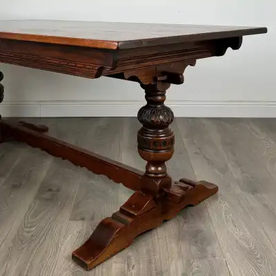 Antiker  Esstisch aus   Massivholz Eiche